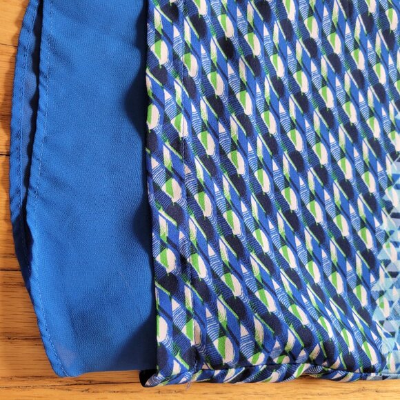 Printed Sleeveless Blouse With Blue & Geometric Pattern By Rose & Olive - Picture 3 of 7